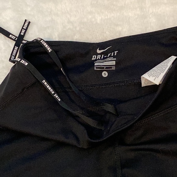 Cropped dri-fit Nike leggings (black) with reflectors and back pocket - Picture 6 of 9